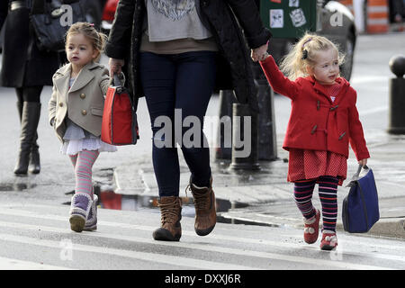 Sarah Jessica Parker's figlie gemelle di Marion e Tabitha Broderick a portare i loro zaini mentre andare a scuola a piedi con i loro bambinaia con: Sarah Jessica Parker's figlie gemelle,Marion e Tabitha Broderick,a portare i loro zaini mentre andare a scuola a piedi Foto Stock