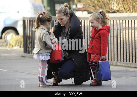 Sarah Jessica Parker's figlie gemelle di Marion e Tabitha Broderick a portare i loro zaini mentre andare a scuola a piedi con i loro bambinaia con: Sarah Jessica Parker's figlie gemelle,Marion e Tabitha Broderick,a portare i loro zaini mentre andare a scuola a piedi Foto Stock