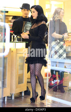 Dita Von Teese assiste un pre-natale evento promozionale per il suo nuovo profumo a Fred Segal a West Hollywood Los Angeles California - 15.12.12 con: Dita Von Teese dove: Stati Uniti quando: 15 Dic 2012 Foto Stock