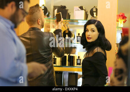 Dita Von Teese assiste un pre-natale evento promozionale per il suo nuovo profumo a Fred Segal a West Hollywood Los Angeles California - 15.12.12 con: Dita Von Teese dove: Stati Uniti quando: 15 Dic 2012 Foto Stock