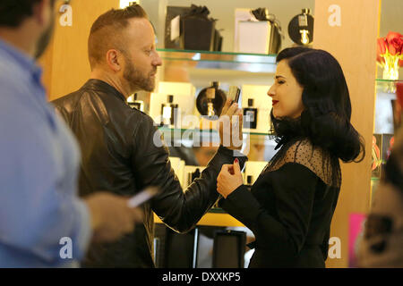 Dita Von Teese assiste un pre-natale evento promozionale per il suo nuovo profumo a Fred Segal a West Hollywood Los Angeles California - 15.12.12 con: Dita Von Teese dove: Stati Uniti quando: 15 Dic 2012 Foto Stock