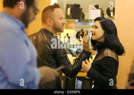 Dita Von Teese assiste un pre-natale evento promozionale per il suo nuovo profumo a Fred Segal a West Hollywood Los Angeles California - 15.12.12 con: Dita Von Teese dove: Stati Uniti quando: 15 Dic 2012 Foto Stock