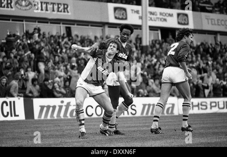 Il calciatore Colin Gibson celebra il traguardo con Mark Walters Aston Villa v West Bromwich Albion il 1 gennaio 1985 Foto Stock