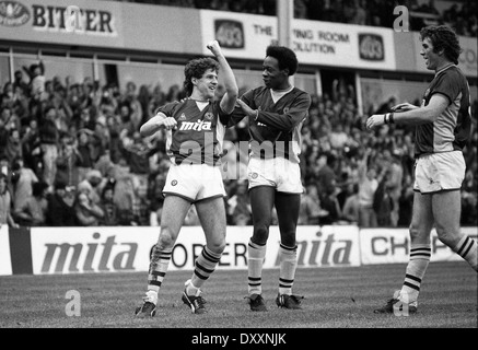 Il calciatore Colin Gibson celebra il traguardo con Mark Walters e Peter Withe. ASTON VILLA v West Bromwich Albion il 1 gennaio 1985 Foto Stock