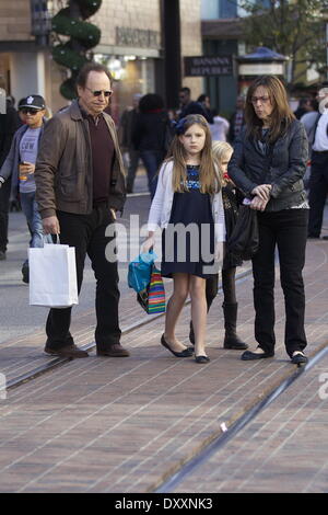 Billy Crystal visto con sua moglie Janice cristallo e i nipoti di shopping natalizio a Grove Los Angeles California- 21.12.12 con: Billy Crystal quando: 21 Dic 2012 Foto Stock