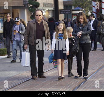 Billy Crystal visto con sua moglie Janice cristallo e i nipoti di shopping natalizio a Grove Los Angeles California- 21.12.12 con: Billy Crystal quando: 21 Dic 2012 Foto Stock