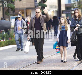 Billy Crystal visto con sua moglie Janice cristallo e i nipoti di shopping natalizio a Grove Los Angeles California- 21.12.12 con: Billy Crystal quando: 21 Dic 2012 Foto Stock