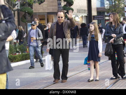 Billy Crystal visto con sua moglie Janice cristallo e i nipoti di shopping natalizio a Grove Los Angeles California- 21.12.12 con: Billy Crystal quando: 21 Dic 2012 Foto Stock