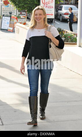 Amy Smart è tutto sorrisi come l'attrice è stato avvistato lasciando un ufficio FedEx in West Hollywood Los Angeles California- 21.12.12 dotate: Amy Smart dove: West Hollywood CA Stati Uniti quando: 21 Dic 2012 Foto Stock