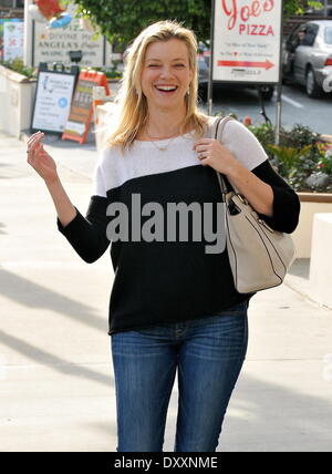 Amy Smart è tutto sorrisi come l'attrice è stato avvistato lasciando un ufficio FedEx in West Hollywood Los Angeles California- 21.12.12 dotate: Amy Smart dove: West Hollywood CA Stati Uniti quando: 21 Dic 2012 Foto Stock