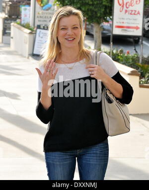 Amy Smart è tutto sorrisi come l'attrice è stato avvistato lasciando un ufficio FedEx in West Hollywood Los Angeles California- 21.12.12 dotate: Amy Smart dove: West Hollywood CA Stati Uniti quando: 21 Dic 2012 Foto Stock