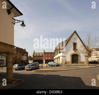 Villaggio Poundbury, Poundbury, Regno Unito. Architetto: Léon Krier, 2014. Piazza del villaggio. Foto Stock