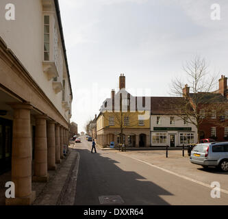 Villaggio Poundbury, Poundbury, Regno Unito. Architetto: Léon Krier, 2014. Piazza del villaggio. Foto Stock