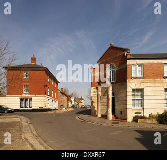 Villaggio Poundbury, Poundbury, Regno Unito. Architetto: Léon Krier, 2014. Vista contestuale con l'alloggiamento. Foto Stock