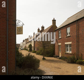 Villaggio Poundbury, Poundbury, Regno Unito. Architetto: Léon Krier, 2014. Idillica vista strada. Foto Stock