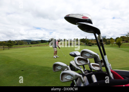 Un giocatore di golf solitario su un putting green in un territorio rurale campo da golf nel Kwazulu Natal in Sud Africa. Foto Stock