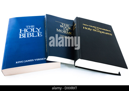 Una Sacra Bibbia con il Libro di Mormon e il nuovo mondo Traduzione del Santo Scriptions dal Jehovas testimoni Foto Stock