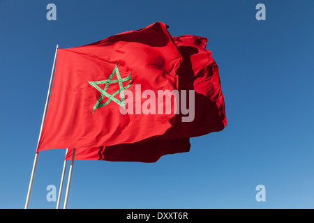 Bandiere nazionali del Marocco al di sopra di cielo blu chiaro Foto Stock