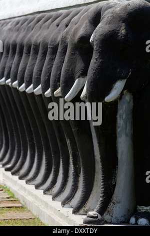 Una linea chiusa di elefanti scolpiti proteggere il Ruwanwelisaya Stupa in città sacra di Anuradhapura in Sri Lanka 2 Foto Stock