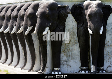 Una linea chiusa di elefanti scolpiti proteggere il Ruwanwelisaya Stupa in città sacra di Anuradhapura in Sri Lanka 5 Foto Stock