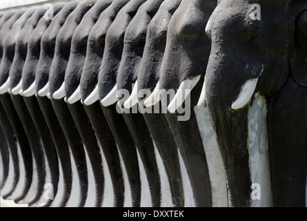 Una linea chiusa di elefanti scolpiti proteggere il Ruwanwelisaya Stupa in città sacra di Anuradhapura in Sri Lanka 3 Foto Stock