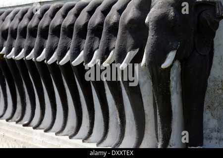 Una linea chiusa di elefanti scolpiti proteggere il Ruwanwelisaya Stupa in città sacra di Anuradhapura in Sri Lanka Foto Stock