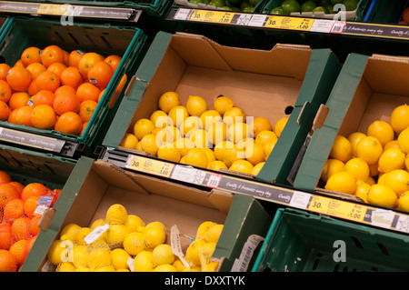 Cirtus frutti sul display nel supermercato Foto Stock