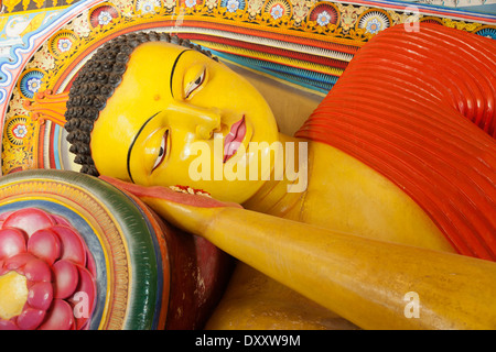 Il Buddha reclinato in Isurumuni Tempio Sri Lanka 7 Foto Stock