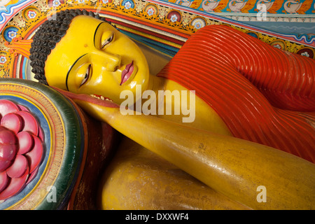 Il Buddha reclinato in Isurumuni Tempio Sri Lanka 6 Foto Stock