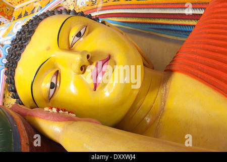 Il Buddha reclinato in Isurumuni Tempio Sri Lanka 4 Foto Stock