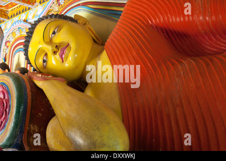 Il Buddha reclinato in Isurumuni Tempio Sri Lanka 3 Foto Stock