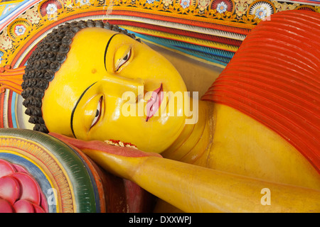 Il Buddha reclinato in Isurumuni Tempio Sri Lanka Foto Stock