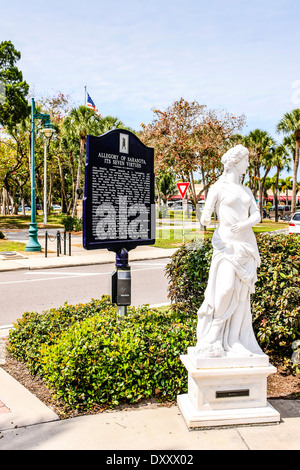 Placche storico e statue Greche e Romane circondano St Armands Circle nr Sarasota FL Foto Stock