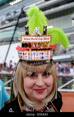 Donna con cappello a Dubai World Cup Horse Racing Championship all Ippodromo di Meydan in Dubai Emirati Arabi Uniti Foto Stock