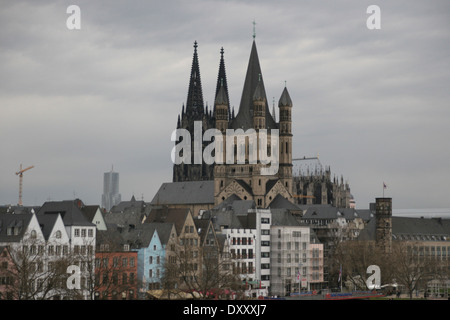 Vista in città vecchia, Groß San Martino e Cattedrale di Colonia, in Germania. Foto Stock