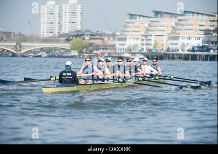 Putney, Londra. 1 Aprile, 2014. La Oxford Blue boat in azione sul Tamigi Tideway durante la settimana. Tideway è la parte finale del costruire verso il centosessantesimo in funzione dell'Università Boat Race il 6 aprile 2014. Il 2014 Boat Race è sponsorizzato BNY Mellon . Credito: Azione Sport Plus/Alamy Live News Foto Stock