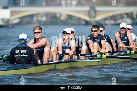 Putney, Londra. 1 Aprile, 2014. La Oxford Blue boat in azione sul Tamigi Tideway durante la settimana. Tideway è la parte finale del costruire verso il centosessantesimo in funzione dell'Università Boat Race il 6 aprile 2014. Il 2014 Boat Race è sponsorizzato BNY Mellon . Credito: Azione Sport Plus/Alamy Live News Foto Stock