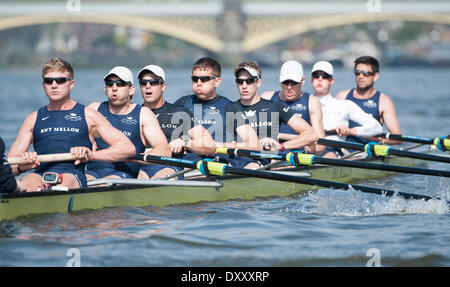 Putney, Londra. 1 Aprile, 2014. La Oxford Blue boat in azione sul Tamigi Tideway durante la settimana. Tideway è la parte finale del costruire verso il centosessantesimo in funzione dell'Università Boat Race il 6 aprile 2014. Il 2014 Boat Race è sponsorizzato BNY Mellon . Credito: Azione Sport Plus/Alamy Live News Foto Stock