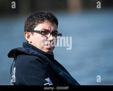 Putney, Londra. 1 Aprile, 2014. Seb Pearce Oxford Coxing autobus durante Tideway. Tideway settimana è la parte finale del costruire twoard centosessantesimo in funzione dell'Università Boat Race il 6 aprile 2014. Credito: Azione Sport Plus/Alamy Live News Foto Stock