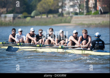 Putney, Londra. 1 Aprile, 2014. La Oxford Blue boat in azione sul Tamigi Tideway durante la settimana. Tideway è la parte finale del costruire verso il centosessantesimo in funzione dell'Università Boat Race il 6 aprile 2014. Il 2014 Boat Race è sponsorizzato BNY Mellon . Credito: Azione Sport Plus/Alamy Live News Foto Stock