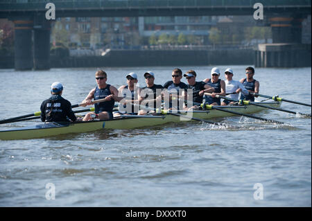 Putney, Londra. 1 Aprile, 2014. La Oxford Blue boat in azione sul Tamigi Tideway durante la settimana. Tideway è la parte finale del costruire verso il centosessantesimo in funzione dell'Università Boat Race il 6 aprile 2014. Il 2014 Boat Race è sponsorizzato BNY Mellon . Credito: Azione Sport Plus/Alamy Live News Foto Stock