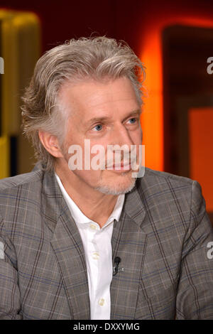 Berlino, Germania. 31 Mar, 2014. Scrittore tedesco Frank Schaetzing (Der Schwarm, ultime notizie) è raffigurato durante la registrazione del RBB talkshow 'Thadeusz" di Berlino, Germania, 31 marzo 2014. Lo show è trasmesso il 01 aprile 2014. Foto: Karlheinz Schindler/dpa/Alamy Live News Foto Stock