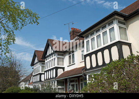 Villette a schiera con mock tudor offre a Teddington, Middlesex, Inghilterra Foto Stock