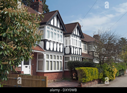 Villette a schiera con mock tudor offre a Teddington, Middlesex, Inghilterra Foto Stock