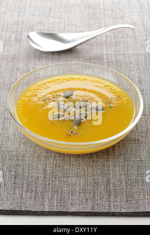 Zucca dolce e zuppa di sedano rapa Foto Stock