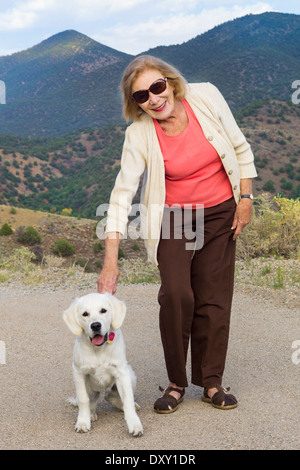 Una pausa per una fotografia con un sei mesi di color beige Golden Retriever cane sulla montagna Tenderfoot, Salida, Colorado, STATI UNITI D'AMERICA Foto Stock
