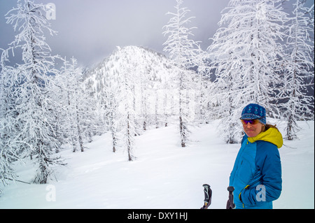 Paese indietro gli sciatori utilizzano pelli sintetiche sugli sci per agevolare la salita, North Cascade Mountains, Washington, Stati Uniti d'America Foto Stock