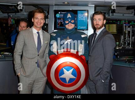 New York, NY, STATI UNITI D'AMERICA. 1 apr, 2014. Sebastian Stan, Captain America, Chris Evans all'interno per le stelle di meraviglia che il capitano America: il Winter Soldier Ring NYSE apertura campana, New York Stock Exchange, New York, NY Aprile 1, 2014. Credito: Derek Storm/Everett raccolta/Alamy Live News Foto Stock
