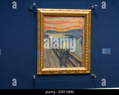 La norvegese museo Nazionale e Galleria in Oslo Norvegia, dipinto da Edvard Munch 'Skriket' il grido dietro il vetro protettivo Foto Stock