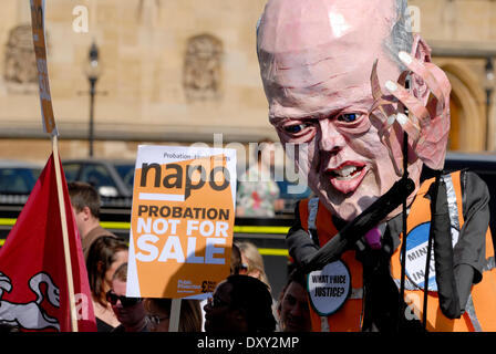 Londra, Regno Unito. Il 1 aprile 2014. Londra protesta contro i tagli nel patrocinio a spese dello Stato e la privatizzazione del servizio di prova di fronte al palazzo del parlamento di Westminster - effigie di Chris Grayling MP Foto Stock